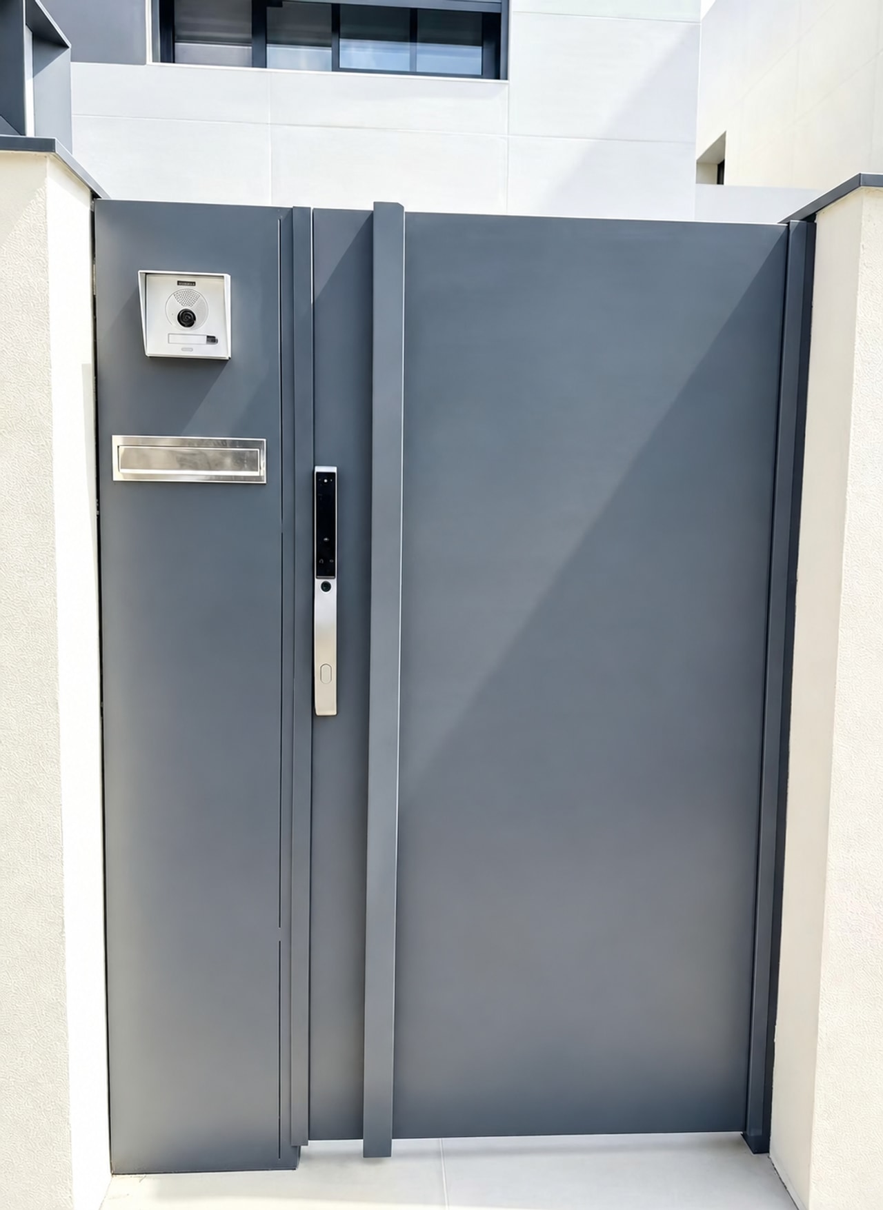 Segundo acceso exterior con cerradura inteligente
